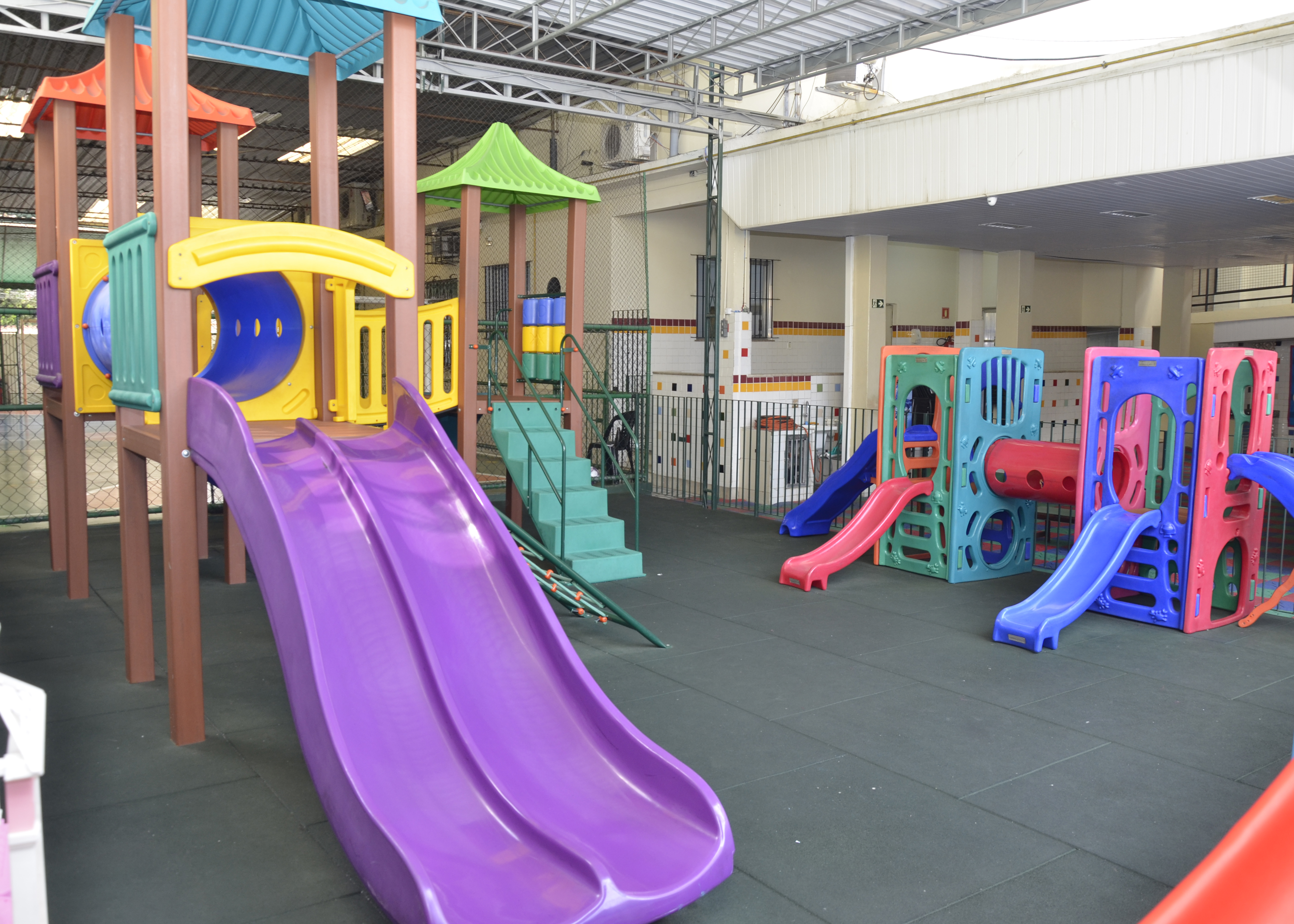 Foto dos brinquedos da escola