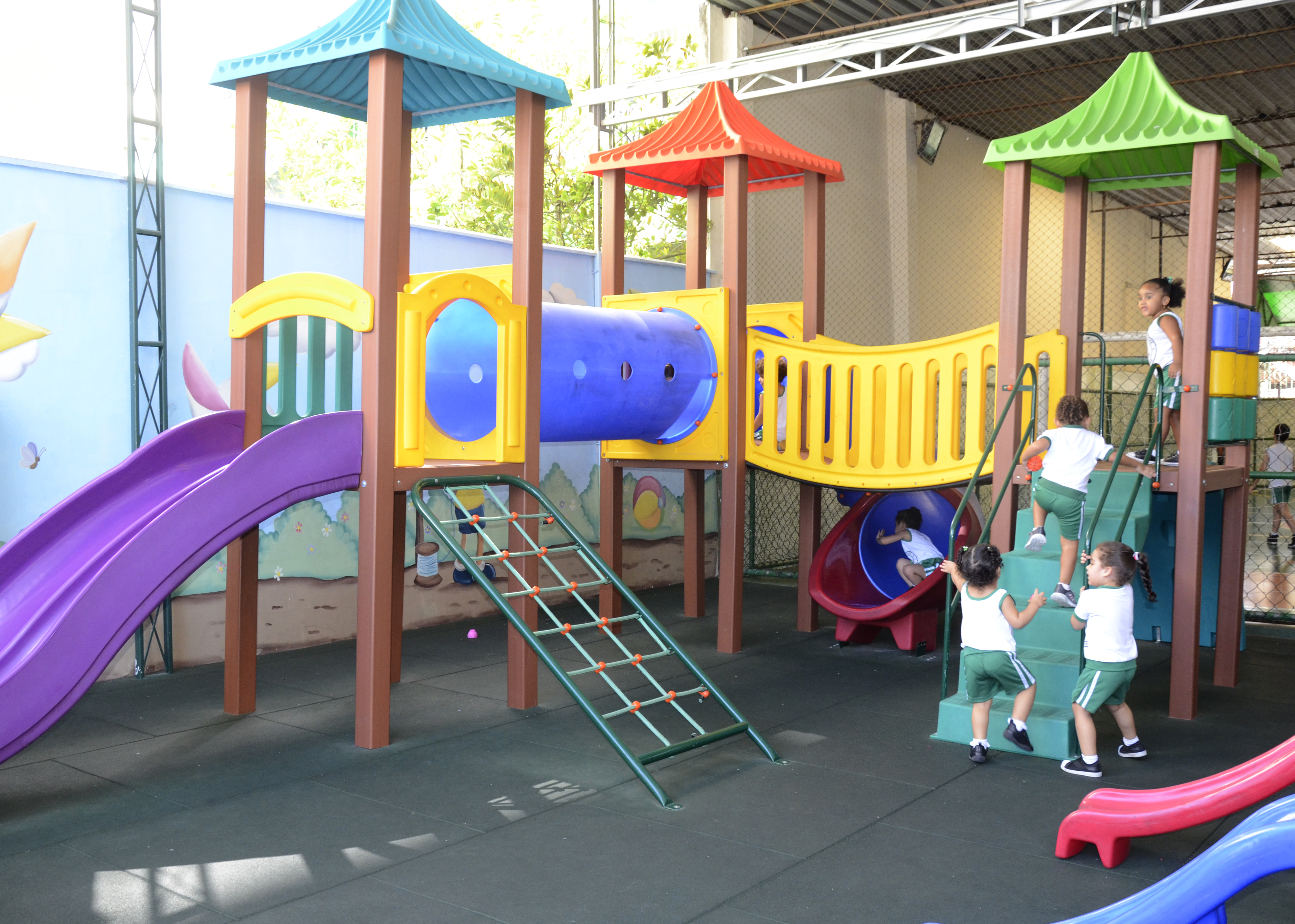 Foto dos brinquedos da escola
