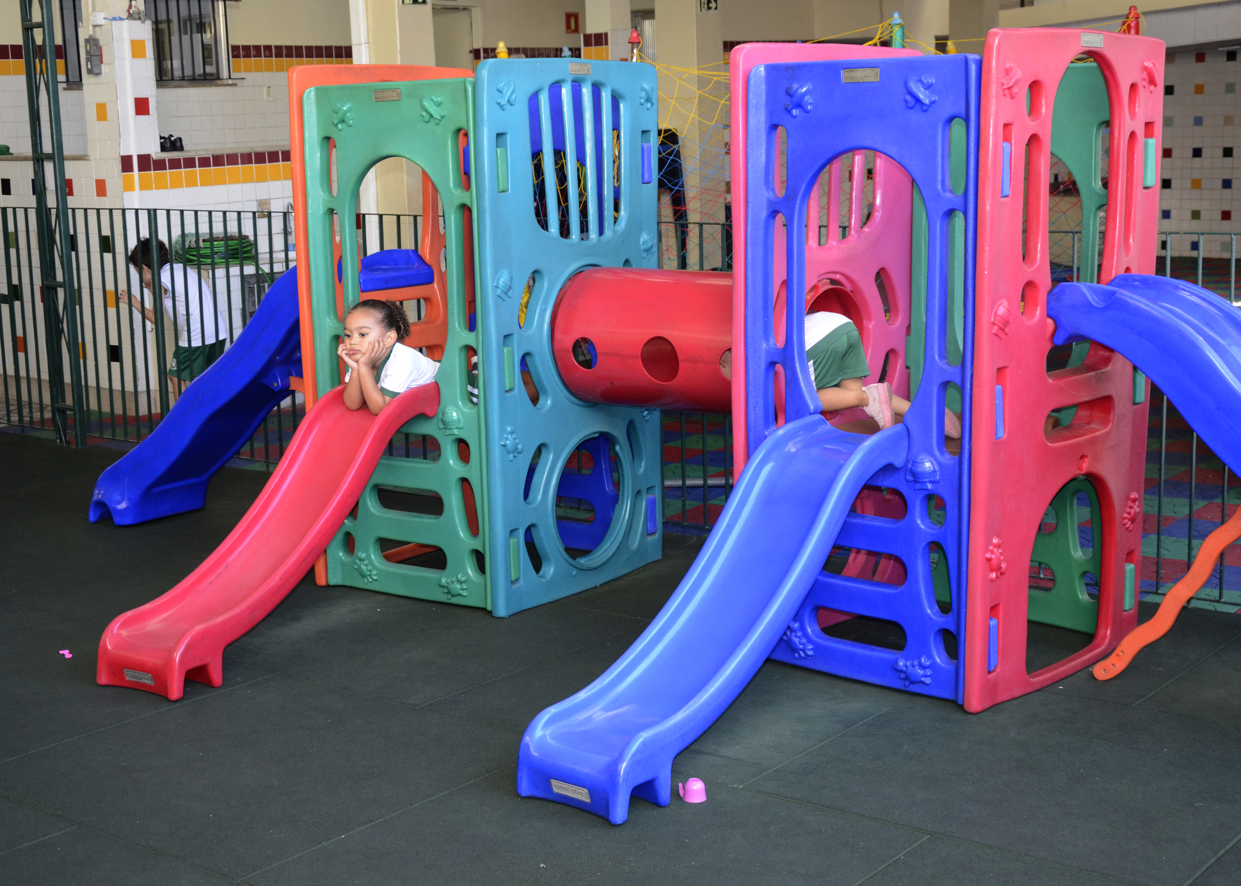 Foto dos brinquedos da escola